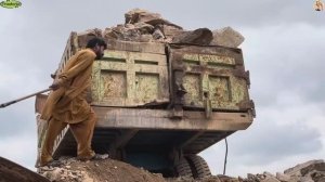 Строительство, дробление щебёнки