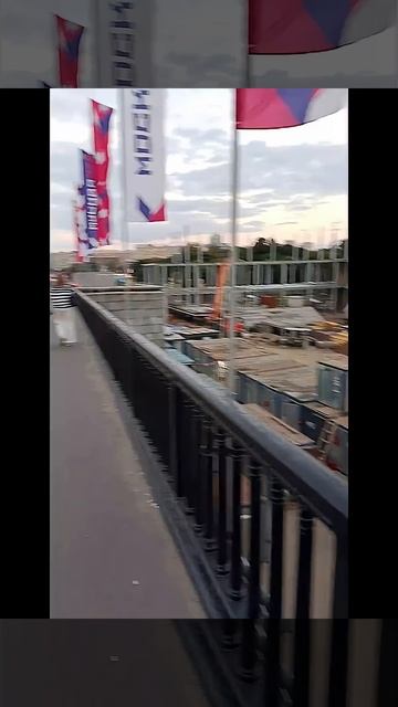 В парке строят что-то мощное.