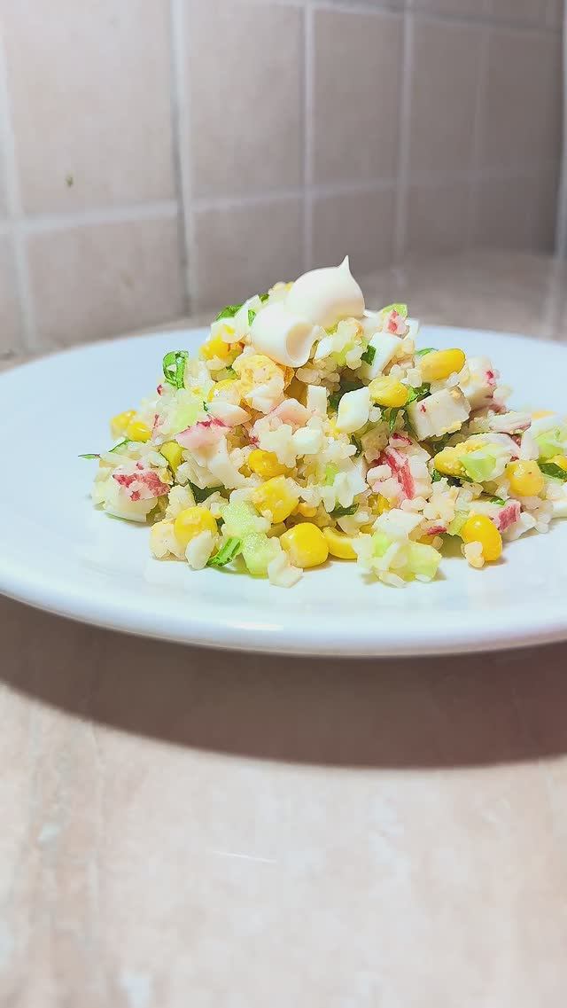 Салат с крабовыми палочками #рецепты #рецептынакаждыйдень
