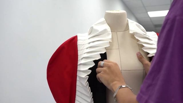 «Не слышал, поэтому никого не слушал»: слабослышащий парень стал модельером / Сильные люди смотреть онлайн