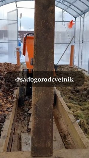 Если сомневаетесь в прочности своей теплицы - то точно надо поставить подпорку в теплицу на зиму!