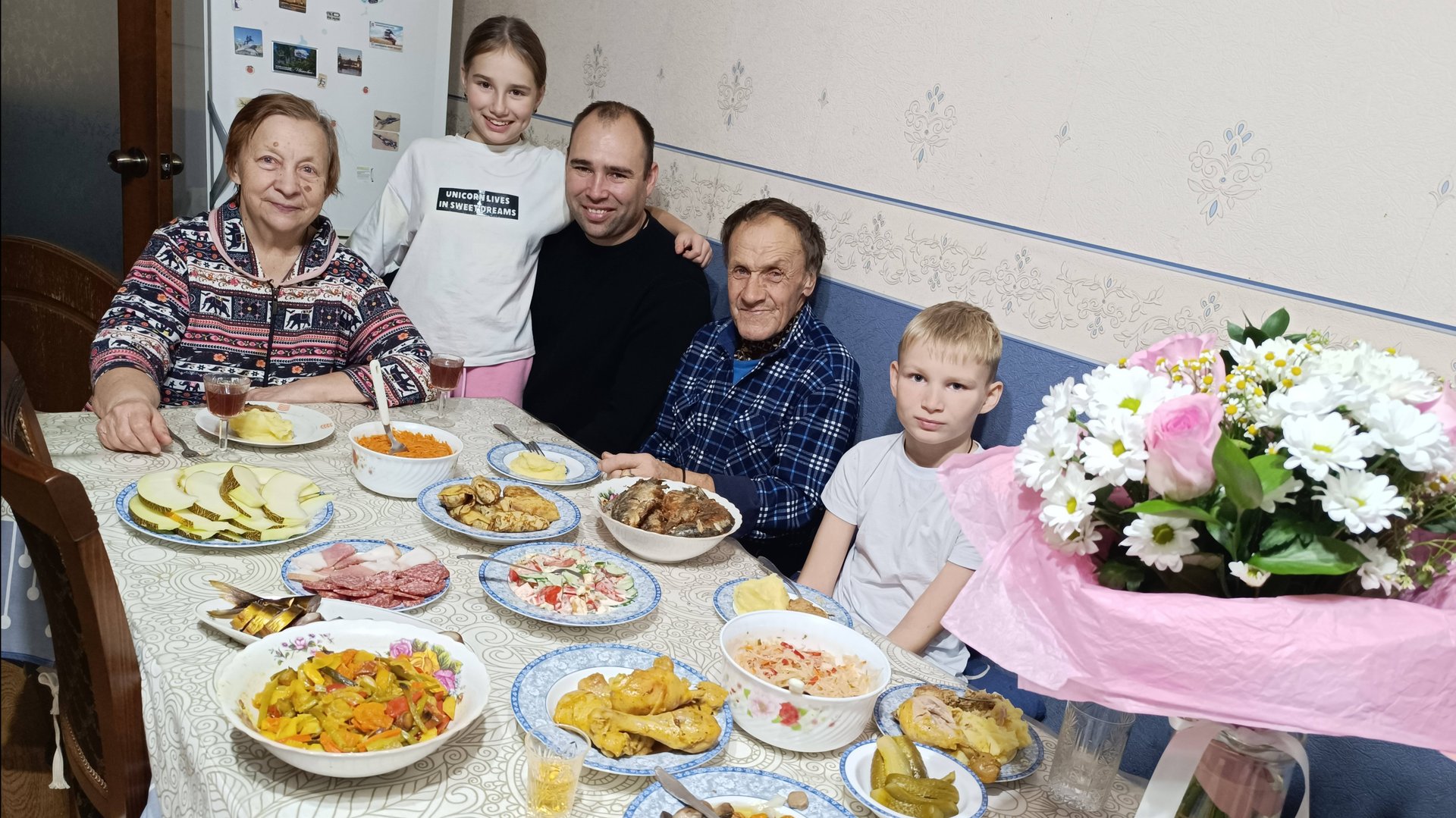 ВЕРНУЛАСЬ В РОССИЮ/САЖАЮ ЧЕСНОК/ПОЗДРАВИЛИ КРЕСТНУЮ МАМУ/ЖИЗНЬ В ДЕРЕВНЕ смотреть онлайн