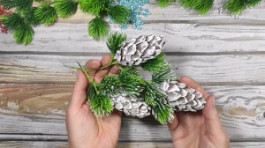 2 Идеи поделок: шишки и СИМВОЛ 2026 года, ёлочных игрушек из лёгкого пластилина своими руками.