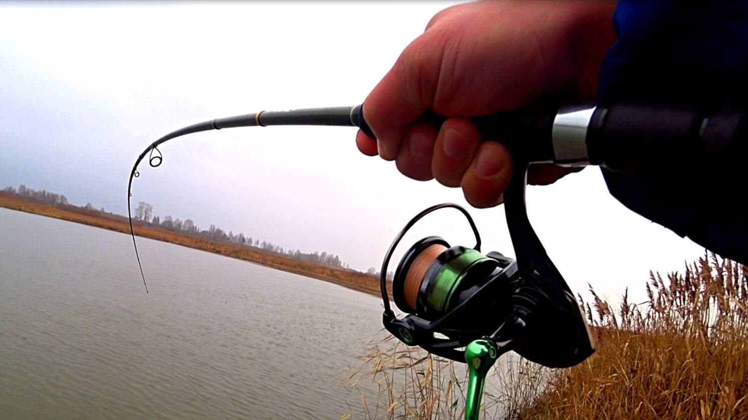 Поставил эту приманку, и влетела хорошая ЩУКА! Джиг с берега! Рыбалка на спиннинг с берега в ноябре! смотреть онлайн