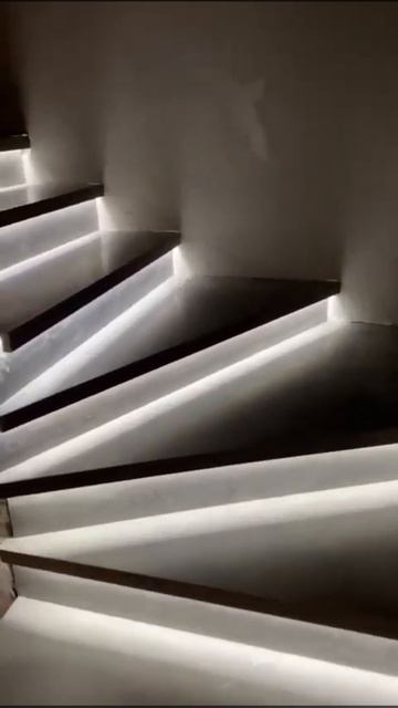 Подсветка лестницы в доме ✨