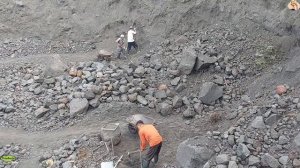 Строительство, обзор карьера, шахтёры фильтруют песок