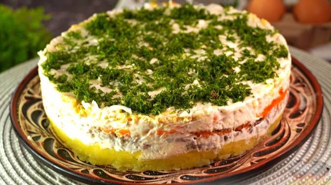 Всё в нём вкусно. СЛОЁНЫЙ САЛАТ С СЕЛЬДЬЮ, КАРТОФЕЛЕМ И ЯЙЦАМИ смотреть онлайн