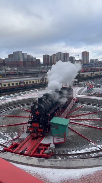 Паровоз на ст.Екатеринбург-Пассажирский на поворотном круге смотреть онлайн