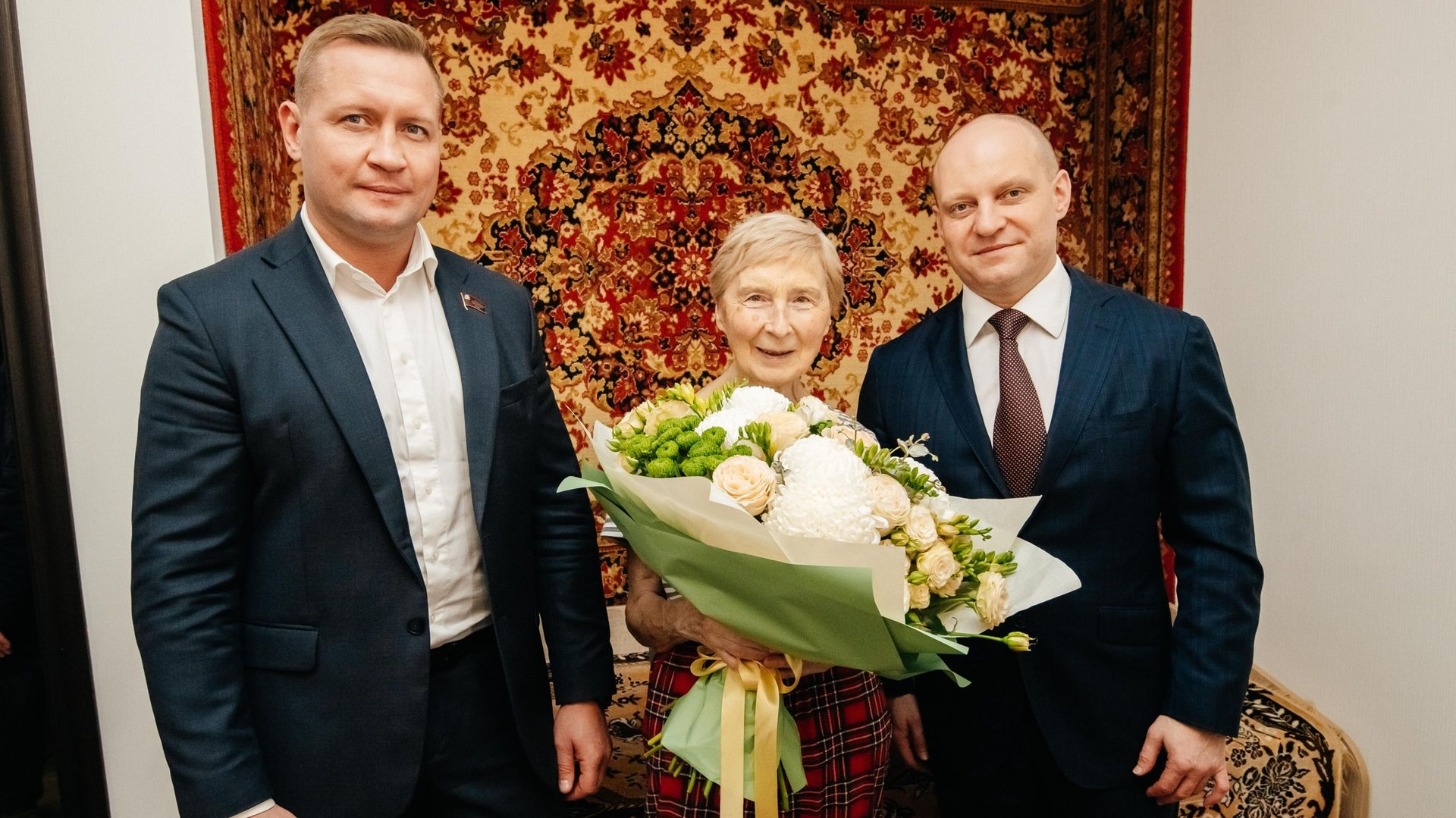 Максим Красноцветов поздравил Галину Гриб с приобретением новой квартиры смотреть онлайн