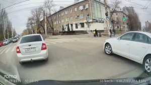 Научил водителя Ауди делать правильно левый поворот))