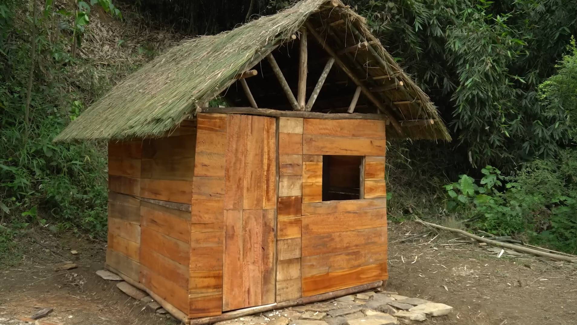 Строю бревенчатый домик в диком лесу. Бушкрафт