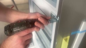 Перевешивание двери холодильника Liebherr