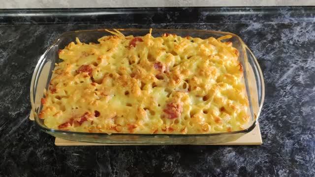Запеканка из макарон и сосисок в духовке с сыром и яйцом ! смотреть онлайн