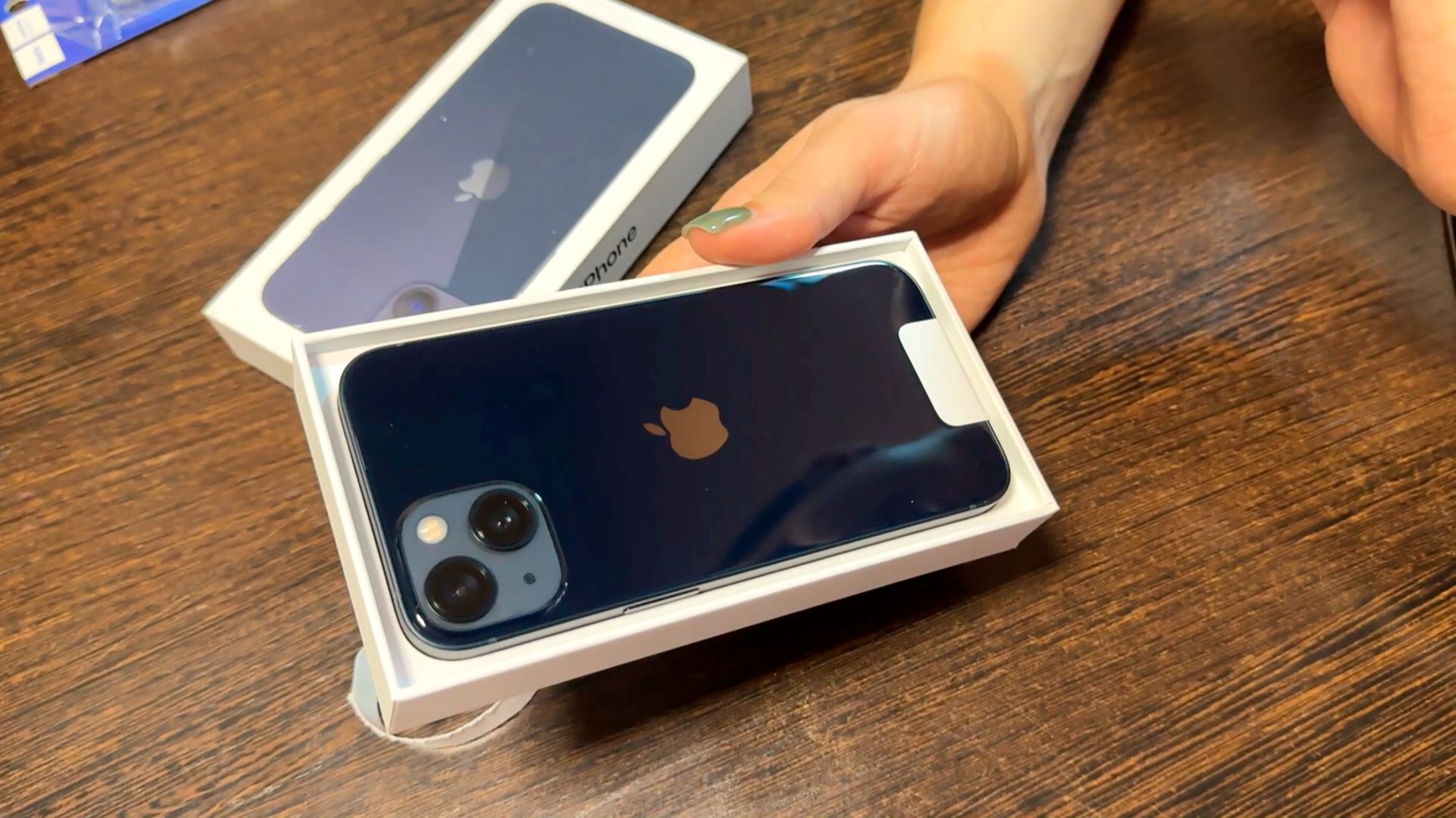 Распаковка IPhone 13 в 2025 - устарел?