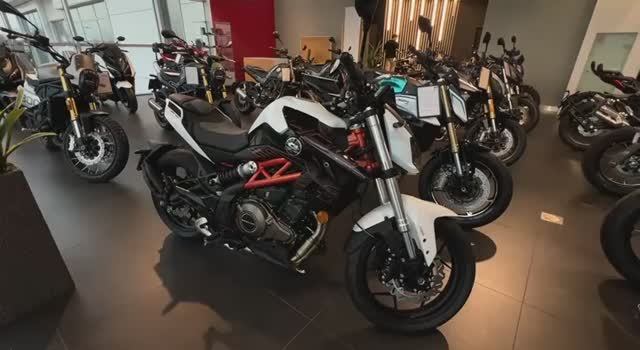 QJ SRK 400 белый, черный, оранжевый смотреть онлайн