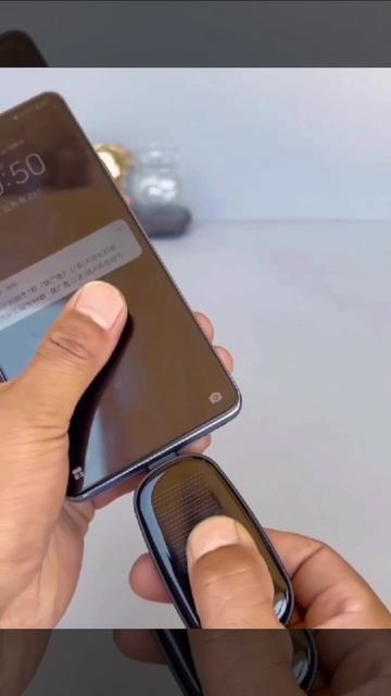 Брелок для зарядки телефона от солнца.