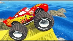 Испытание прыжков: грузовик Monster Mc.Queen, грузовик Mack, пожарная машина