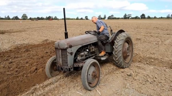 ЭТО ВИДЕО НАБРАЛО 1 МЛН ПРОСМОТРОВ! Трактора 1950-ых! Как новые! #67