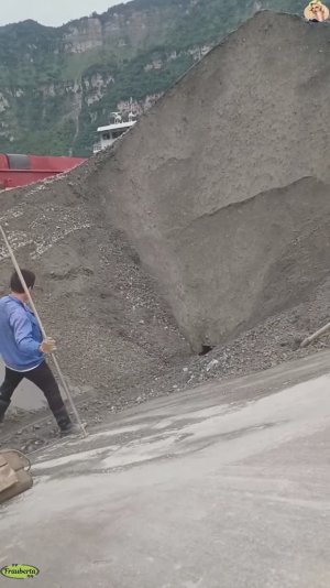 Строительство,  разгрузка баржи со щебнем