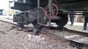 Как вагон ставят на рельсы при сходе - что такое лягушка