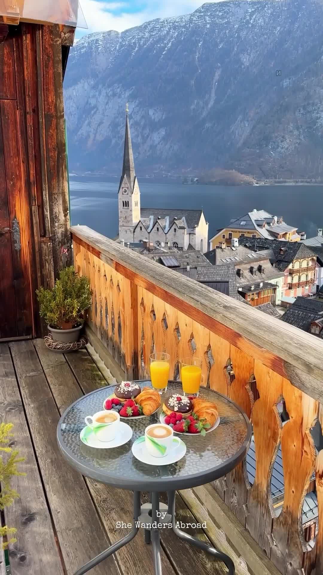 Гальштат - одно из самых живописных мест на Земле, привлекающее туристов своими узкими улочками, ... смотреть онлайн