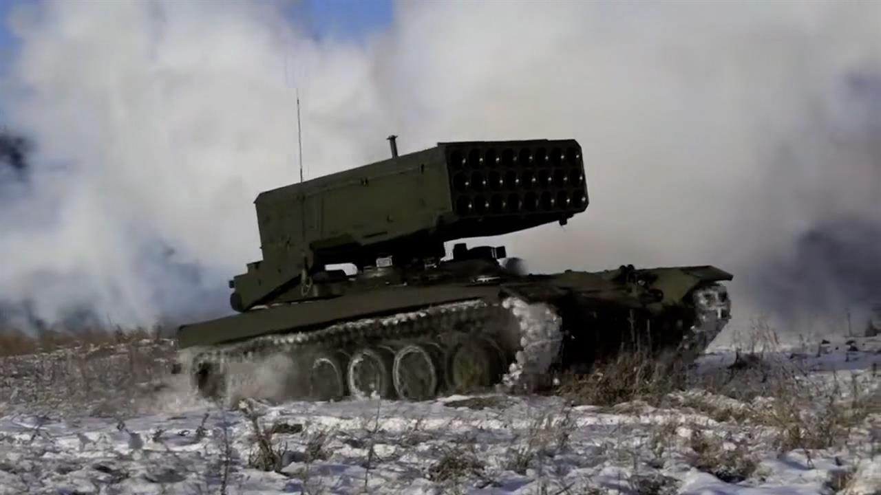 Появились кадры огнеметов "Солнцепек" с новой комбинированной защитой смотреть онлайн