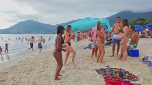 Красотки танцуют в бикини на пляже !Вау!