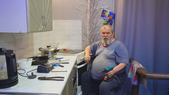 ДЕНЕГ НЕТ НА НОВУЮ ПЛИТУ ПОРА ПАПЕ С СЫНОМ ПОРАБОТАТЬ всё понятно без слов смотреть онлайн