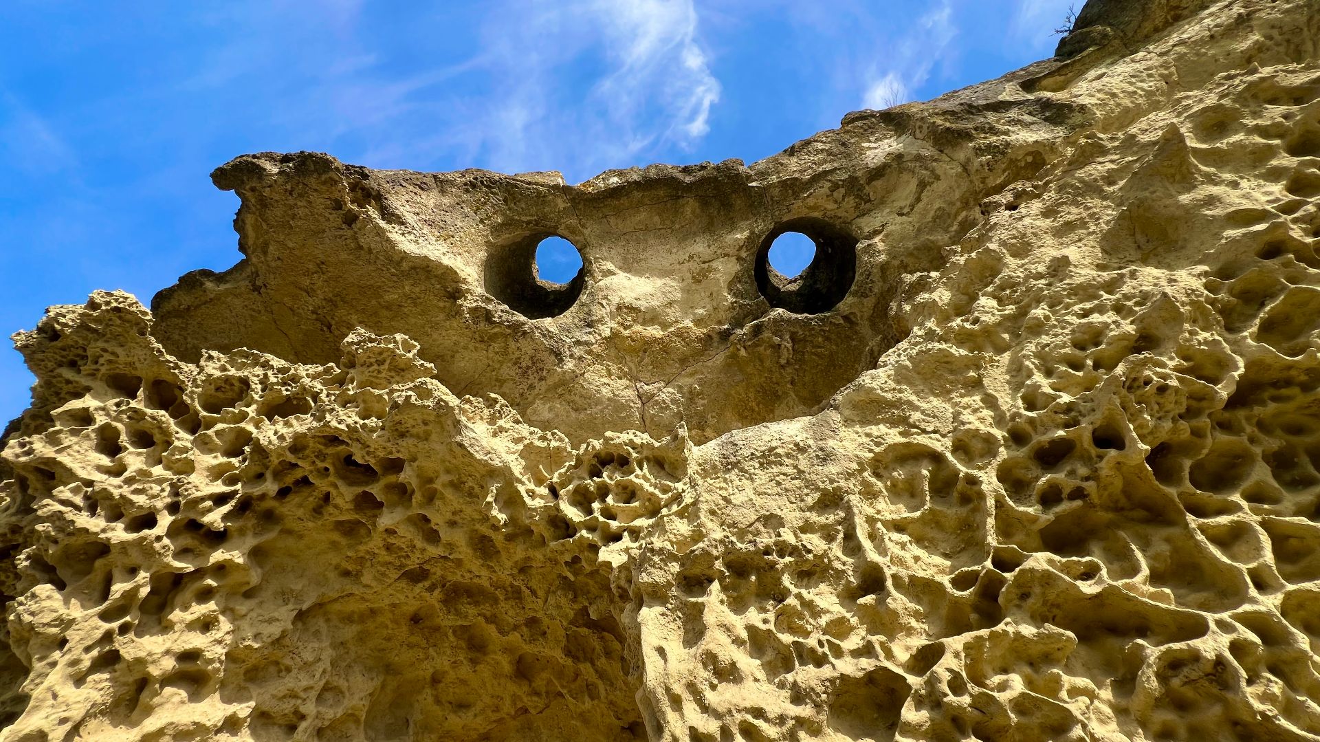 Пещерный город Бакла. Эффектные пещеры и формы выветривания. Марсианское озеро. Крым 2025 год.