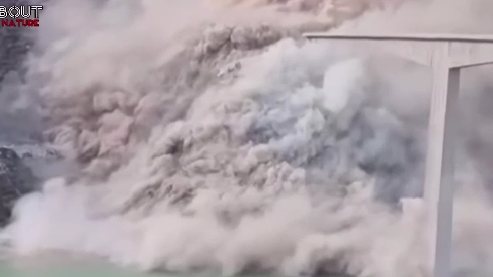 В Китае обрушился длинный мост Хунцы.