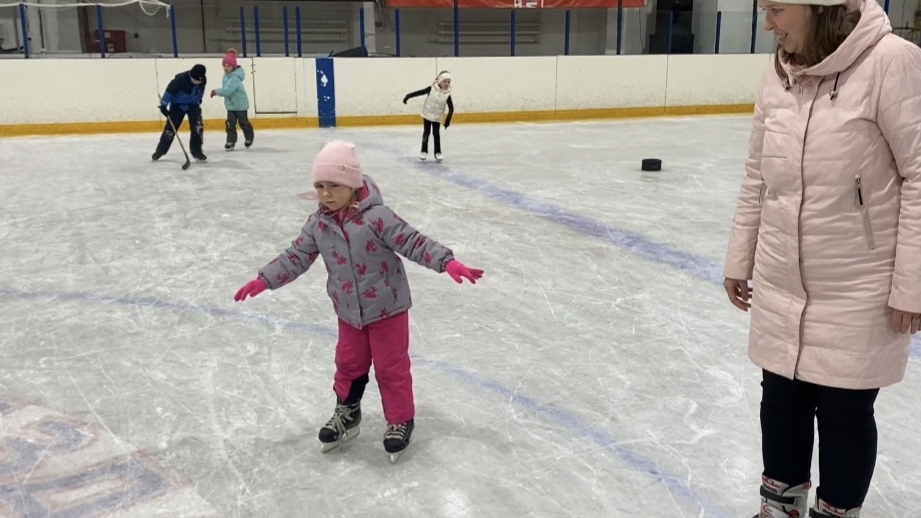 Первое катание на коньках #коньки #ледовыйдворец #фигурноекатание #катание #спорт