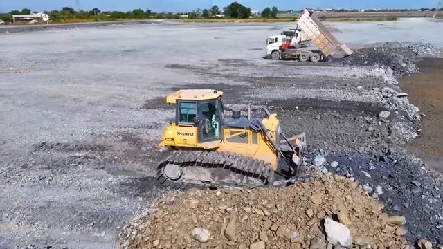 Ep7. Отсыпка огромного озера. Бульдозер Shantui и грузовики засыпают участок. смотреть онлайн