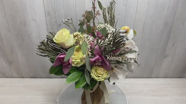 Букет из двух видов орхидей и роз смотреть онлайн