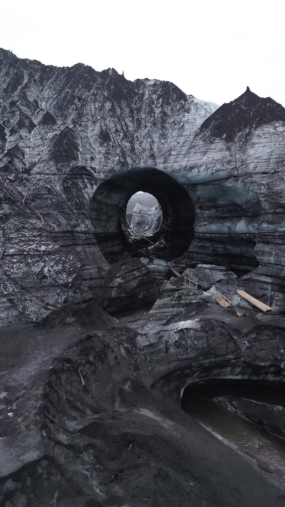 Ледяная пещера Катла на юге Исландии, в леднике Мюрдальсйёкюдль, привлекает [https://t.me/klincov... смотреть онлайн