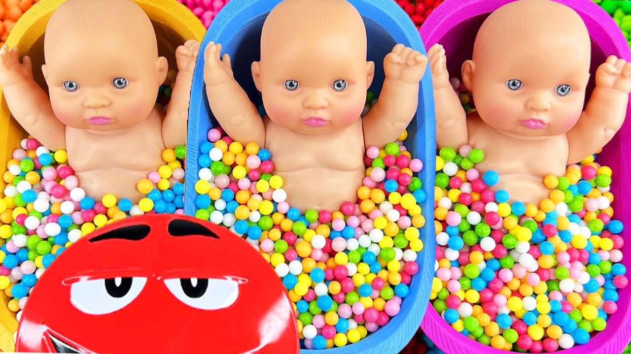 Мультики для детей. Смешиваем куколки, конфетки и шарики в ванночках. Смотреть мультики для малышей. смотреть онлайн