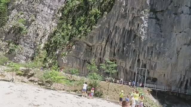 Где то в ущелье Кавказских гор. Холодная река. Понравилось очень. Учюсь снимать.... смотреть онлайн