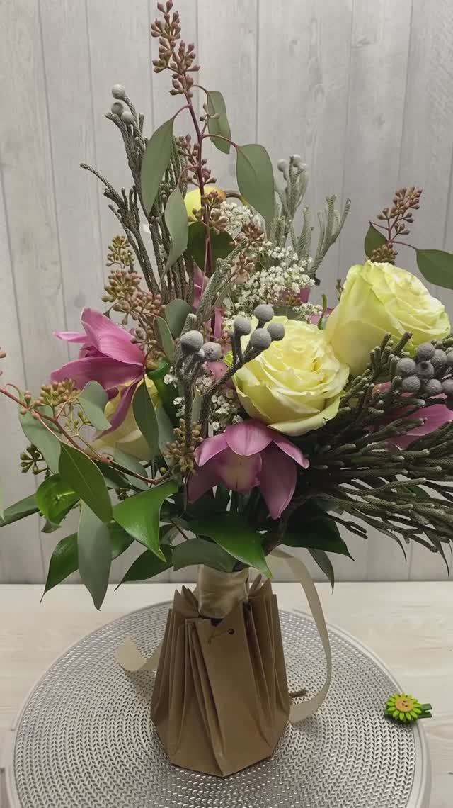 Букет из двух видов орхидей и роз смотреть онлайн