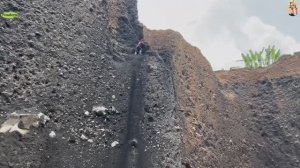 Строительство, шахтёры добывают песок