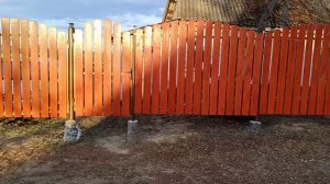 Построили деревянный забор на металлических столбах и лагах