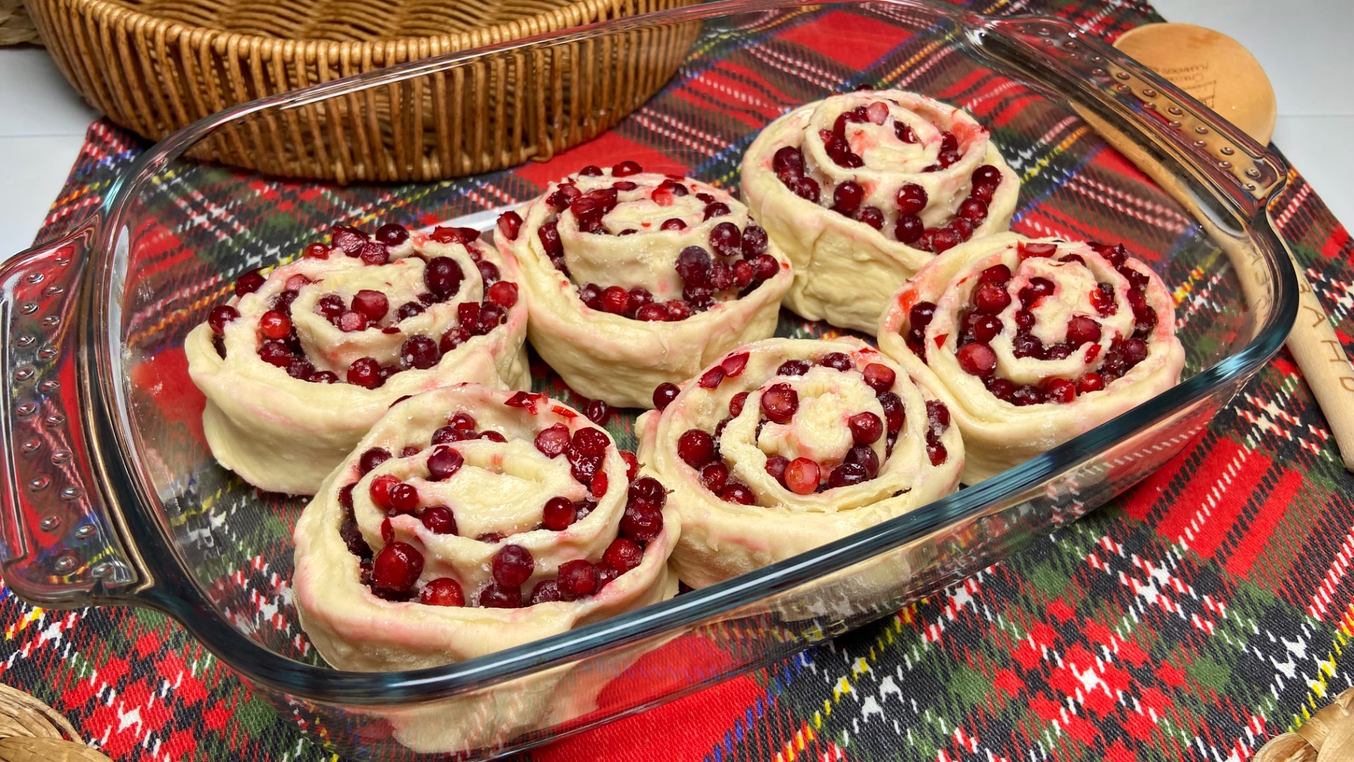 Мягкие, вкуснейшие булочки с брусникой. смотреть онлайн