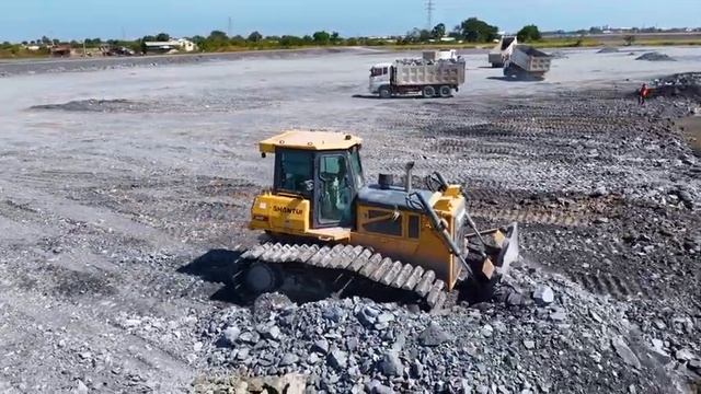 Ep5. Отсыпка огромного озера. Бульдозер Shantui и грузовики засыпают участок. смотреть онлайн