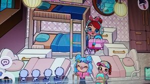 Девочки рассматривают свою комнату и слушают воспитателей. Аватар ворлд.