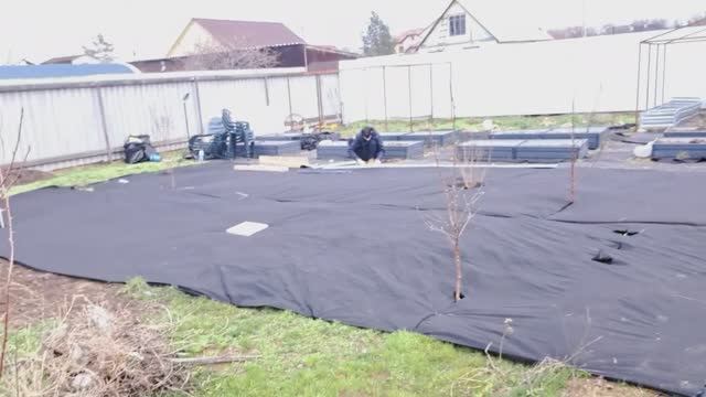 Весеннее видео с нашего участка!Застилаем его тканью, собираем новые грядки! Растения с Вайлдбериз! смотреть онлайн