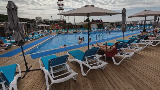 У бассейна  на пляже СочиФорния