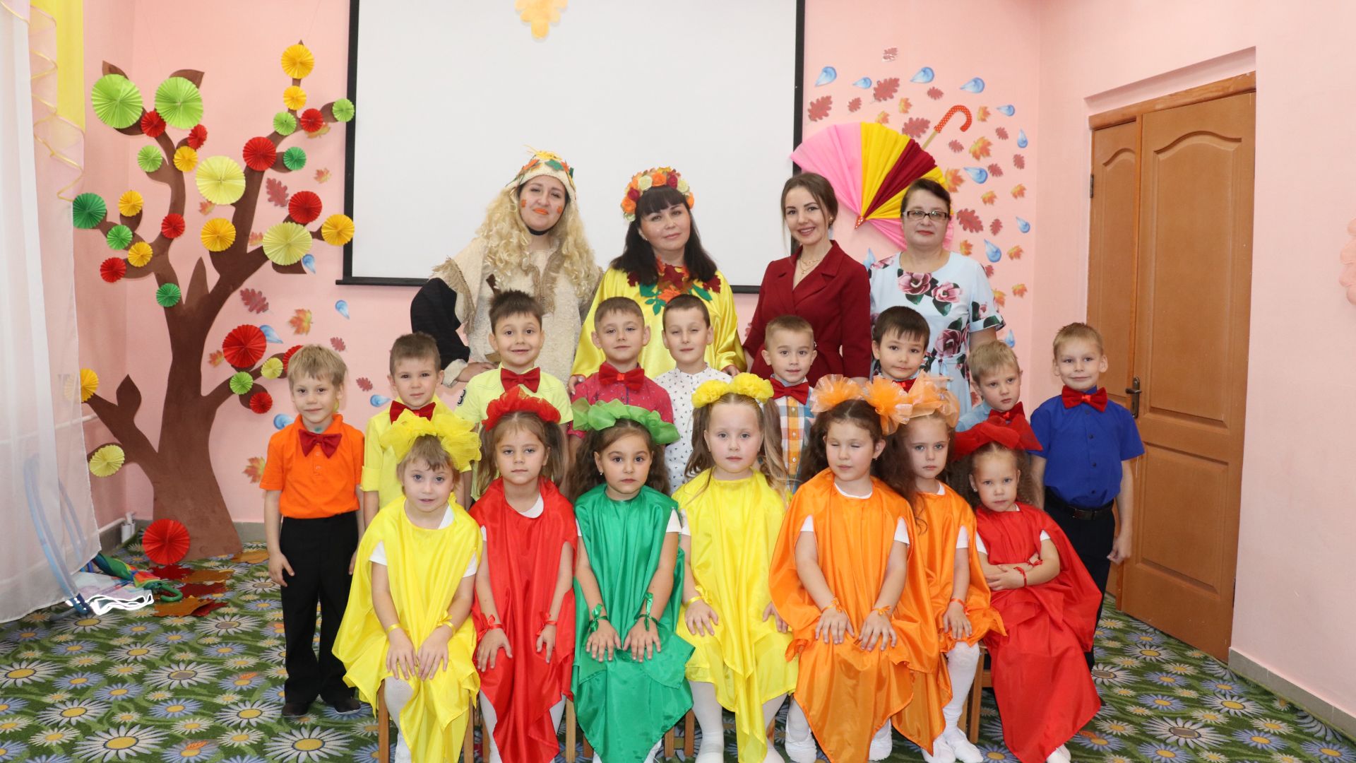 Песня "Осень золотая в гости к нам пришла" - Автор П.Ермолаев смотреть онлайн