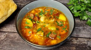 Быстрые рецепты! Вкусный густой суп с фасолью и колбасками.