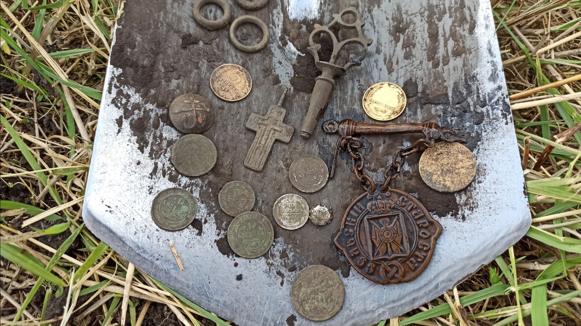 СУПЕР КОП! Находка сезона! Поиск монет 2025! Нашел знак сельского старосты! Старинный крестик! смотреть онлайн
