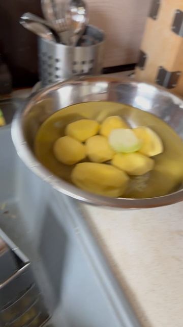 Наша домработница Людмила готовит драники на продажу 💰 смотреть онлайн