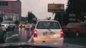 Полицейская погоня за иностранным студентом, вид из патрульной машины.