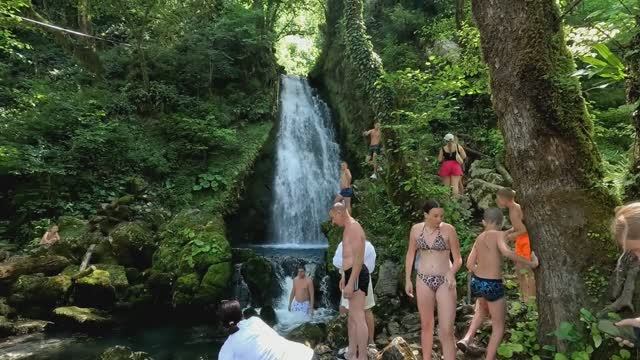 Подъем в горы к водопаду смотреть онлайн